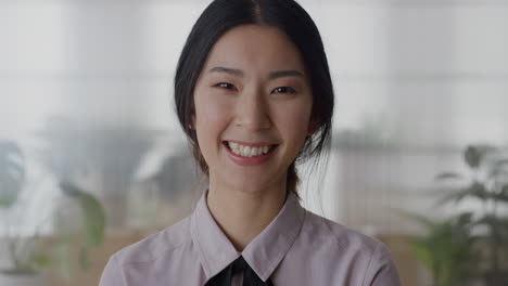 Retrato-Joven-Mujer-De-Negocios-Asiática-Pasante-Riendo-Alegre-Disfrutando-De-Una-Carrera-Profesional-Hermosa-Mujer-étnica-En-La-Oficina-Cámara-Lenta