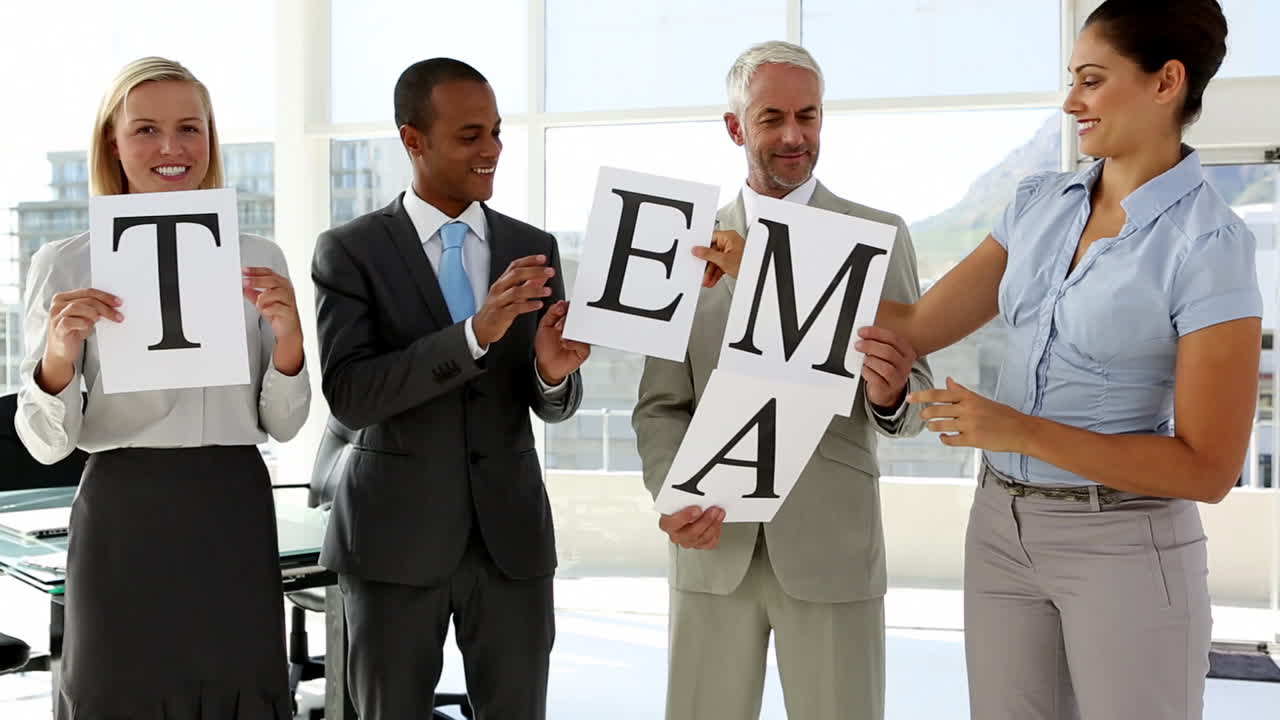 사업가들은 팀으로 일을 잘하고 있습니다.