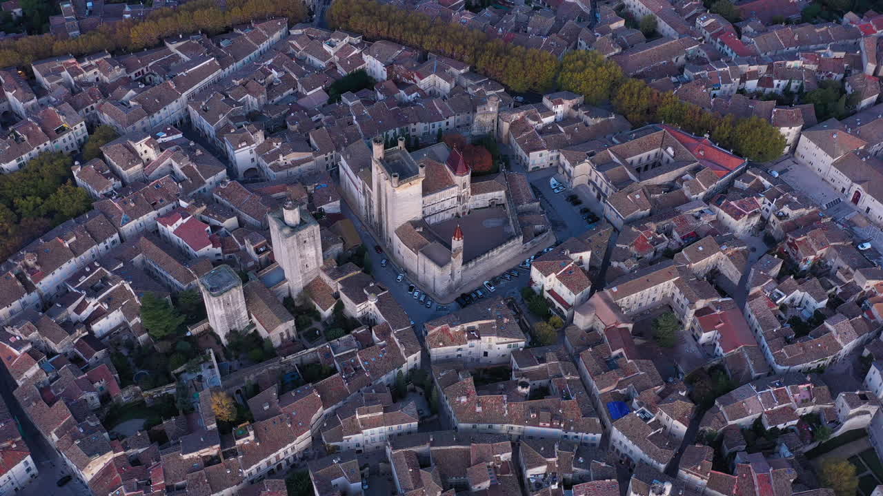 Herzogliches Schloss Uzès von oben, Frankreich, Gard, gallorömisches Dorf, Morgendämmerung