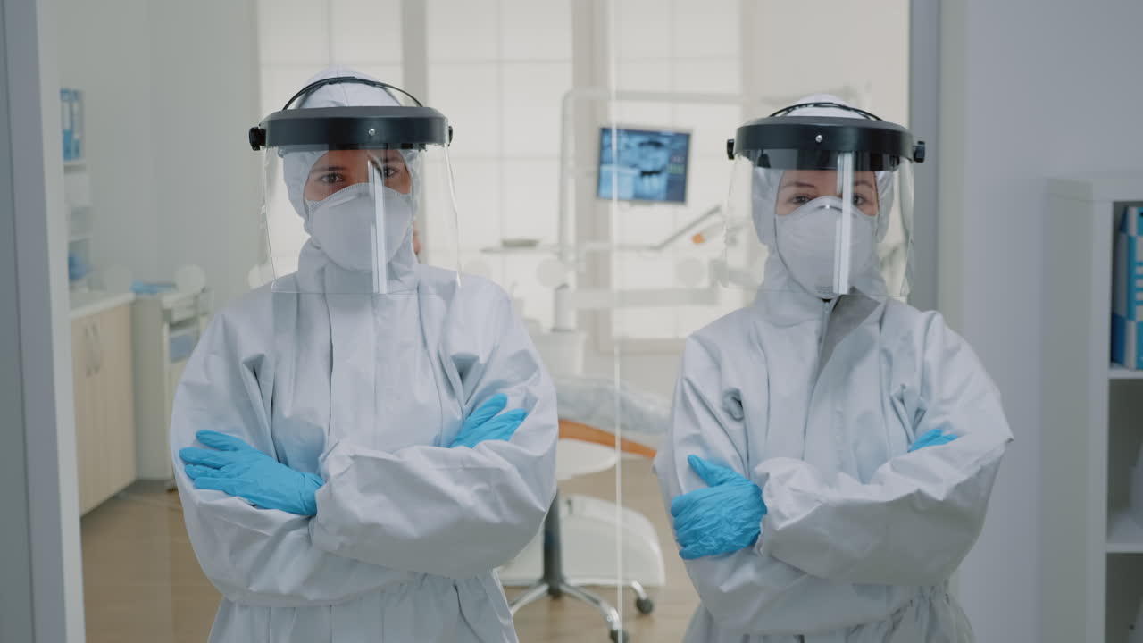 personal estomatológico de pie en la clínica dental