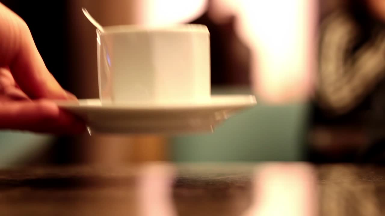 친구 들 이 카페 2 에서 차 와 커피 를 마시고 있다