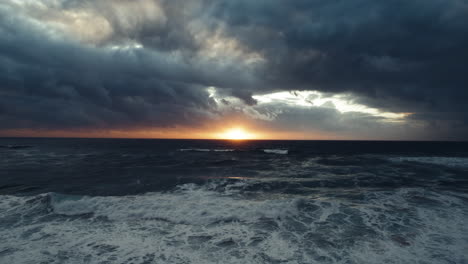 Sonnenuntergang-Nach-Einem-Sturm-Auf-Dem-Meer-In-Piscinas,-Sardinien