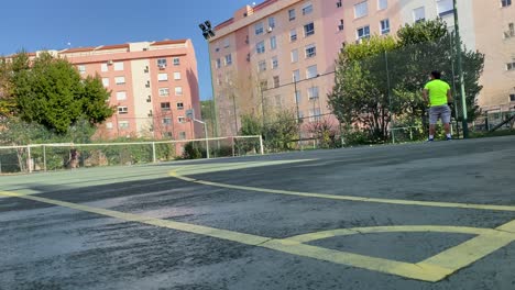 hombre jugando al tenis en un día soleado en medio de la zona residencial
