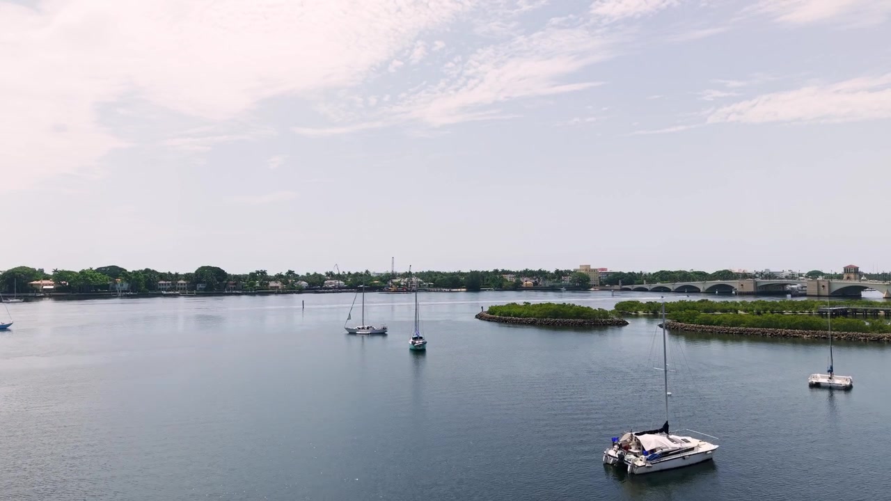 Rolig sjøfront med ankrede seilbåter nær West Palm Beach, luftfoto