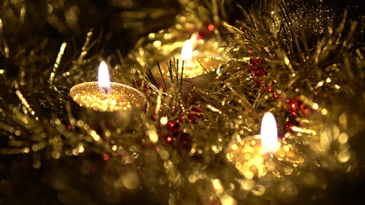Il vento spegne la fiamma delle festività.