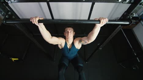 atleta hace ejercicios en el gimnasio 1
