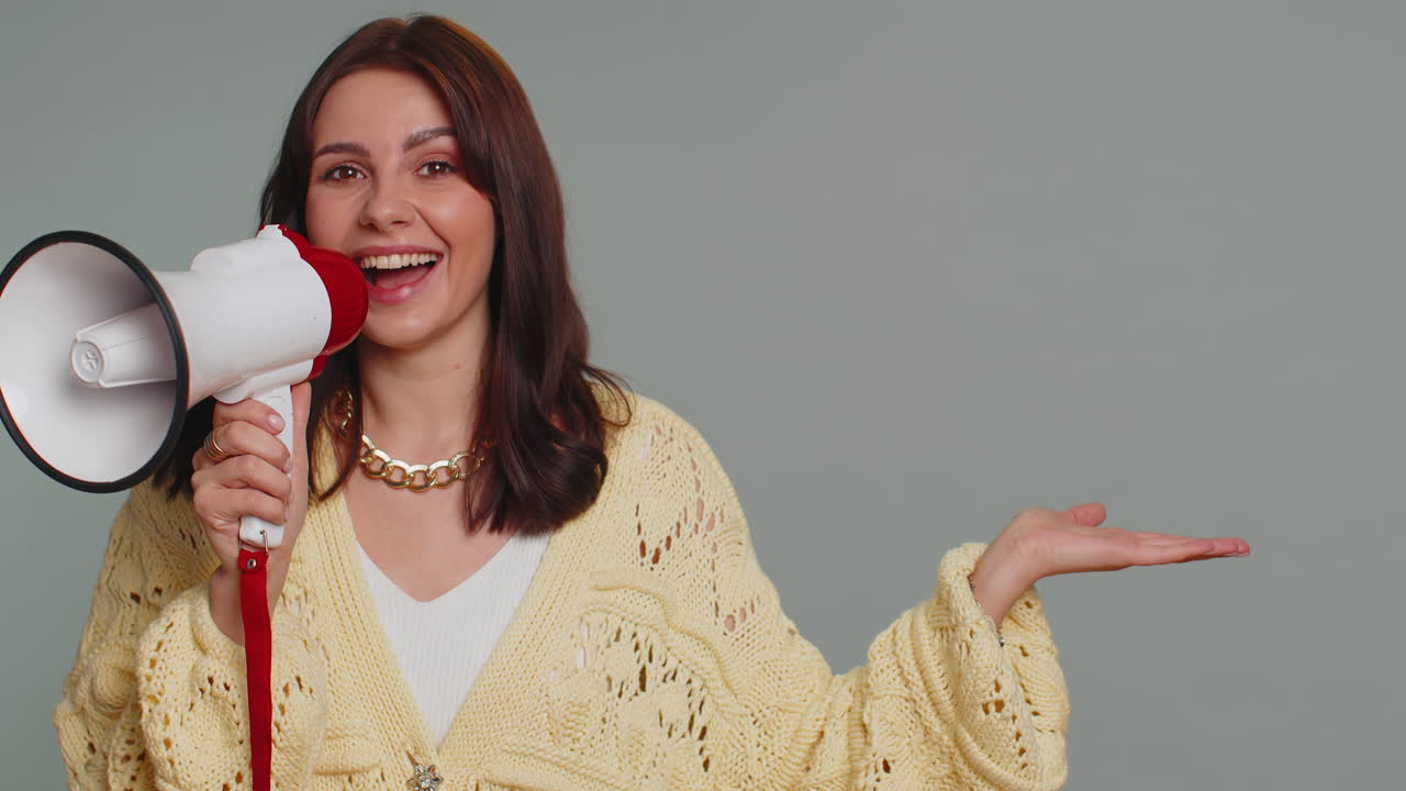 mujer hablando con megáfono, proclamando noticias, anunciando en voz alta anuncios apuntando a un lugar vacío