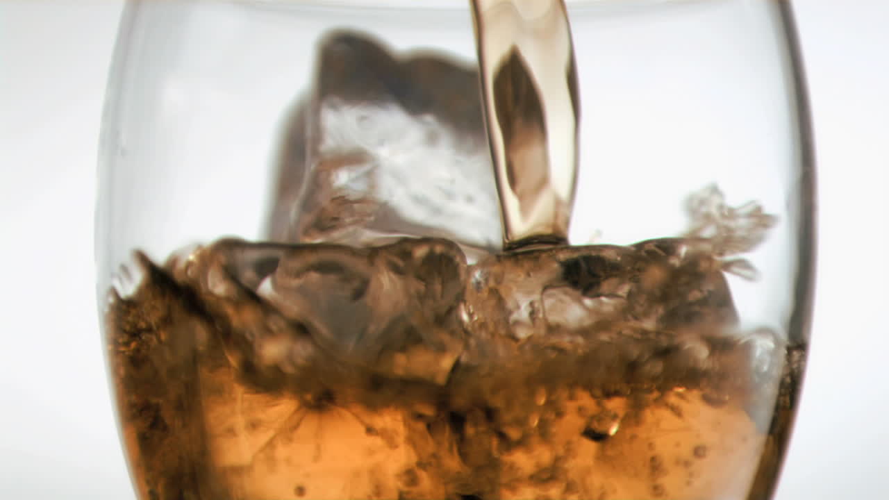 la bebida ha sido vertida en cámara súper lenta.