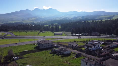 Carretera-Panamericana-E35-Del-Ecuador-Con-El-Volcán-Ruminahui-Como-Telón-De-Fondo,-Toma-Aérea-De-Diapositivas