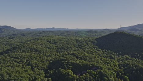 Vista-Panorámica-Aérea-V3-De-Helen-Georgia-Que-Captura-Un-Exuberante-Paisaje-Montañoso-Verde-Y-Revela-Un-Pueblo-De-Montaña-Aislado-Con-Arquitecturas-Tradicionales-De-Estilo-Bávaro---Filmado-Con-Cine-Mavic-3---Octubre-De-2022