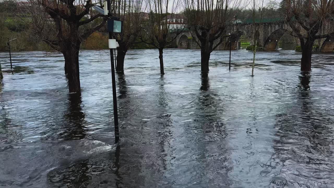 Rozvodněné řeky a zatopený veřejný park během bouře Marta v severním Portugalsku