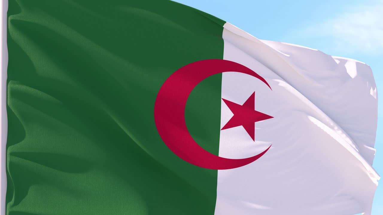 Bandiera dell'Algeria che sventola al vento contro il cielo blu.