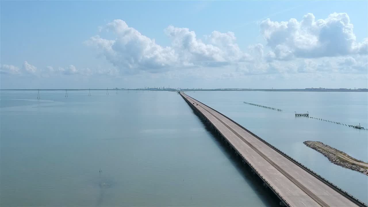Un lungo ponte nella baia di Port Lavaca.