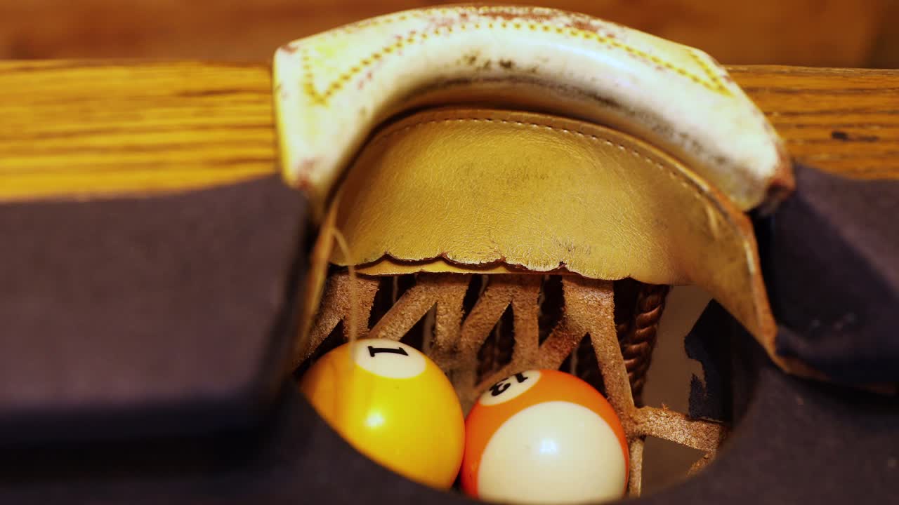 당구대 주머니 안에 당구 공을 쏴