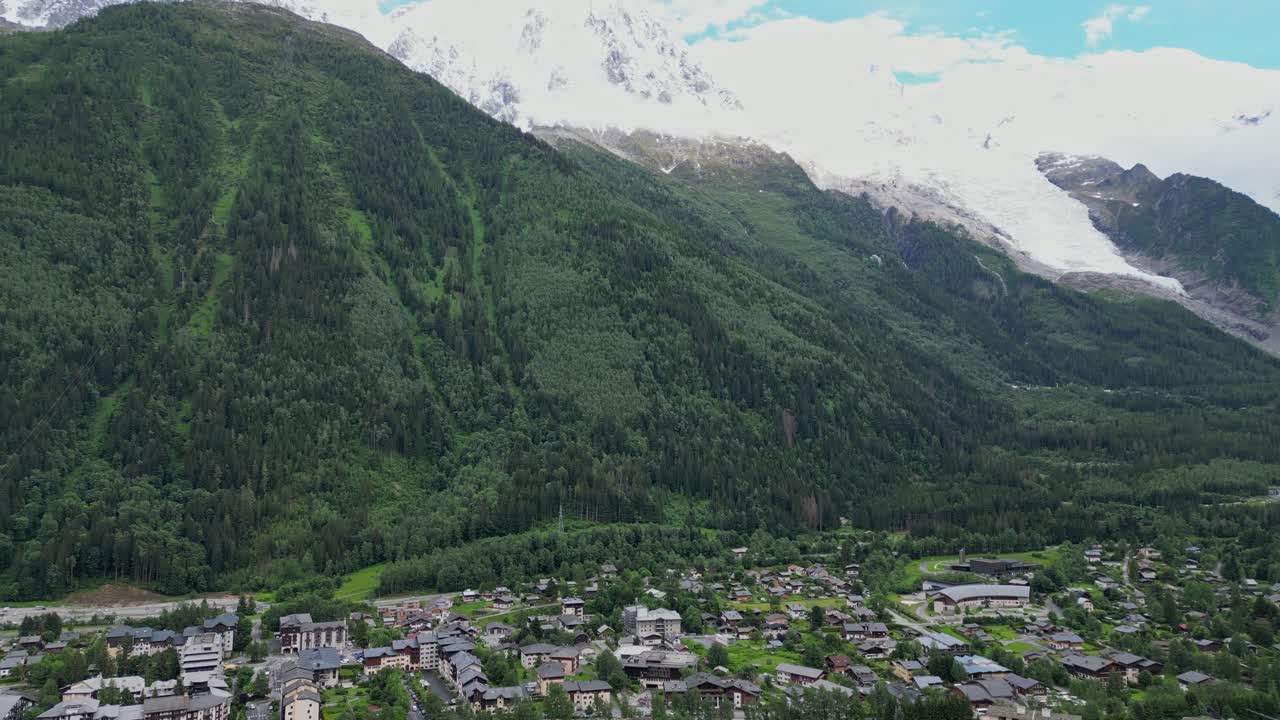 glaciar mont blanc y pueblo de chamonix - inclinación aérea hacia arriba