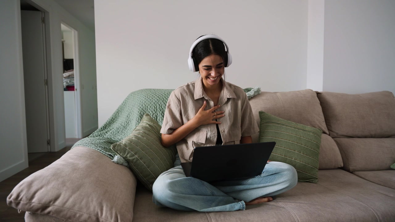 Giovane donna in videochiamata sul laptop a casa