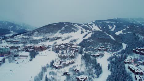 Filmische-Drohnen-Luftaufnahme-Des-Skidorfes-Telluride-Colorado-An-Einem-Verschneiten-Tag