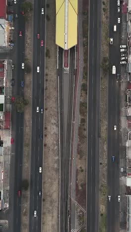 avenida central, vías del metro de la ciudad de méxico en ecatepec, vista vertical