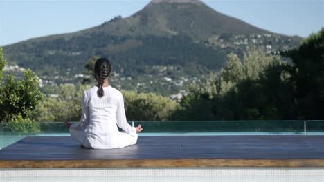 Morena-Haciendo-Yoga-Junto-A-La-Piscina