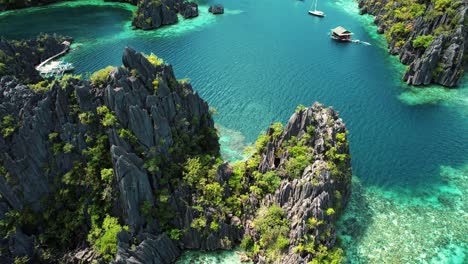 4k-Drone-Circunda-Acantilados-Kársticos-En-Twin-Lagoon,-Coron,-Palawan-Filipinas