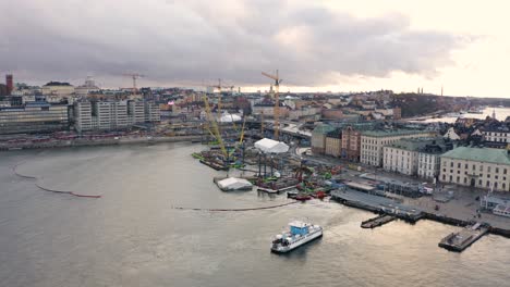 Toma-Aérea-De-La-Reconstrucción-Que-Tiene-Lugar-En-El-Casco-Antiguo-De-Estocolmo,-Cerca-De-La-Plaza-Karl-Johans,-En-La-Isla-De-Gamla-Stan.