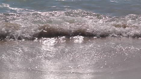 Wunderschönes-Slowmotion-Shooting-Für-Meereswellen,-Die-Sich-An-Einem-Sandstrand-In-Cagliari,-Sardinien,-Hin-Und-Her-Bewegen