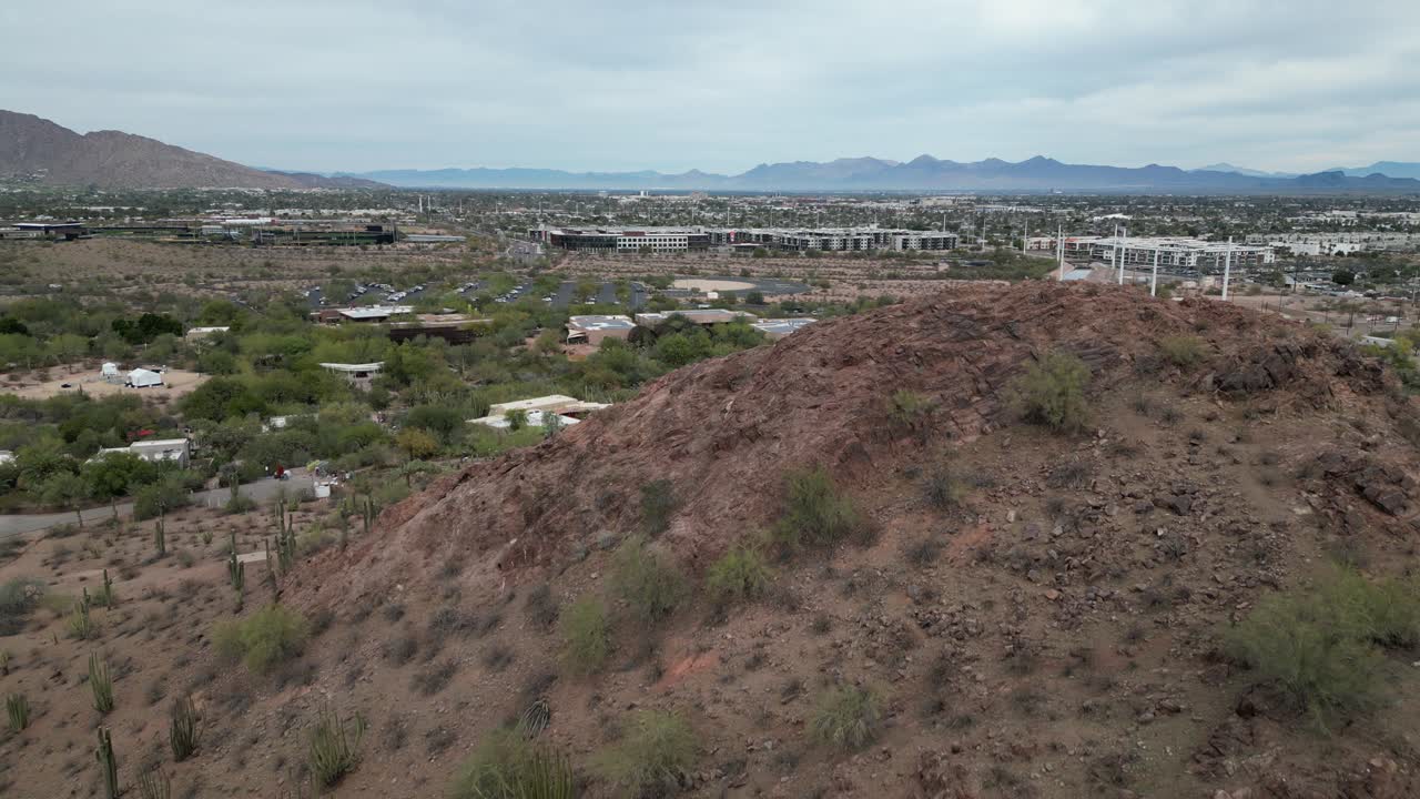 Filmato aereo realizzato con drone che mostra le straordinarie formazioni rocciose rosse di Sedona, in Arizona, con scogliere spettacolari, paesaggi desertici e viste panoramiche sotto cieli blu e la calda luce del sole