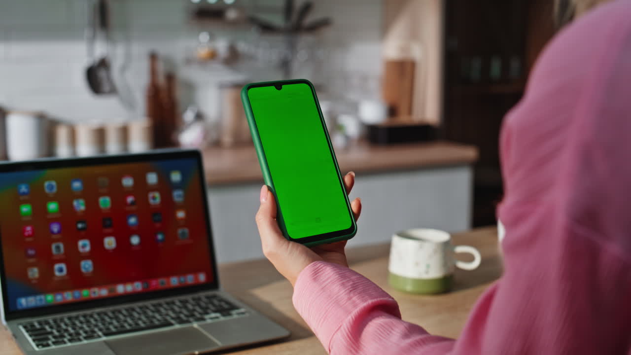 usuario desplazamiento chromakey teléfono inteligente primer plano. mujer mano sosteniendo dispositivo plantilla