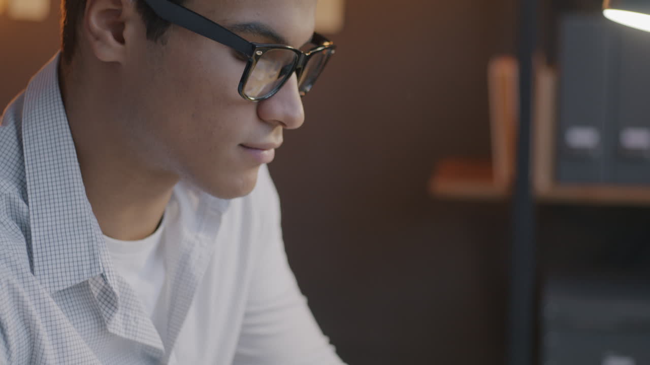 在電腦上工作的人