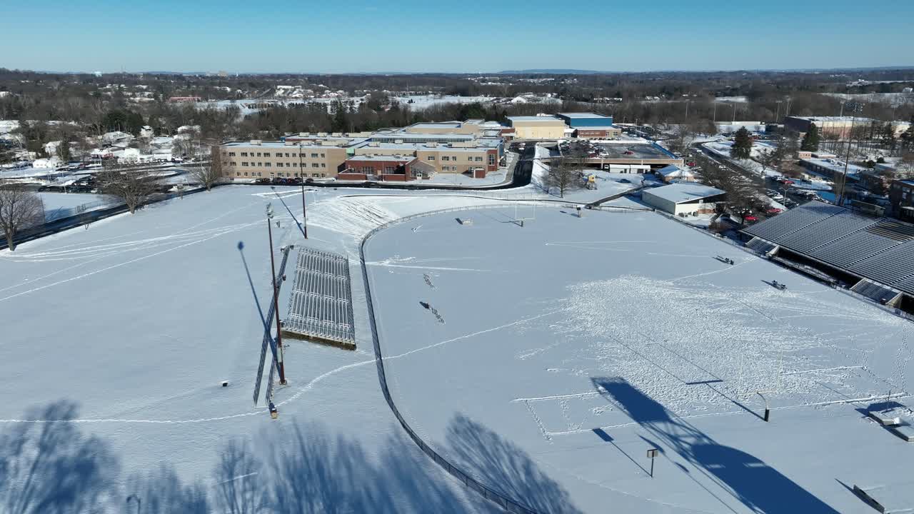 눈으로 인 고등학교 스포츠 경기장의 공중 촬영