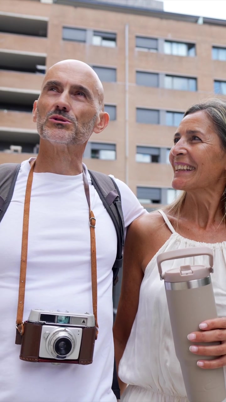 Coppia matura che passeggia e visita luoghi in un contesto urbano