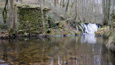 Fabelhafter-Wasserfall,-Frisches-Wasser,-Das-Aus-Den-Bergen-Fließt,-Fluss-Niñodaguia,-Spanien