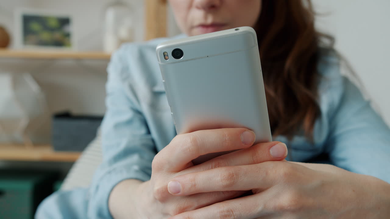 스마트 폰을 사용하는 여성