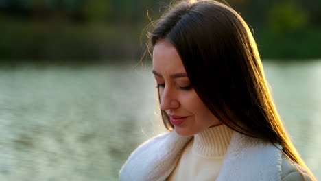 mujer junto al lago