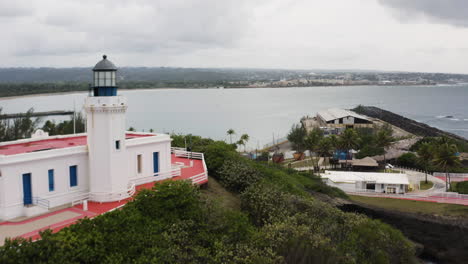 faro de arecibo en la costa del océano atlántico en arecibo, puerto rico