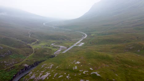 Autos-Fahren-A82-Durch-Die-Malerische-Glencoe-Mountain-Pass-Road,-Schottisches-Hochland,-Schottland---Luftdrohne-4k-Hd-videomaterial