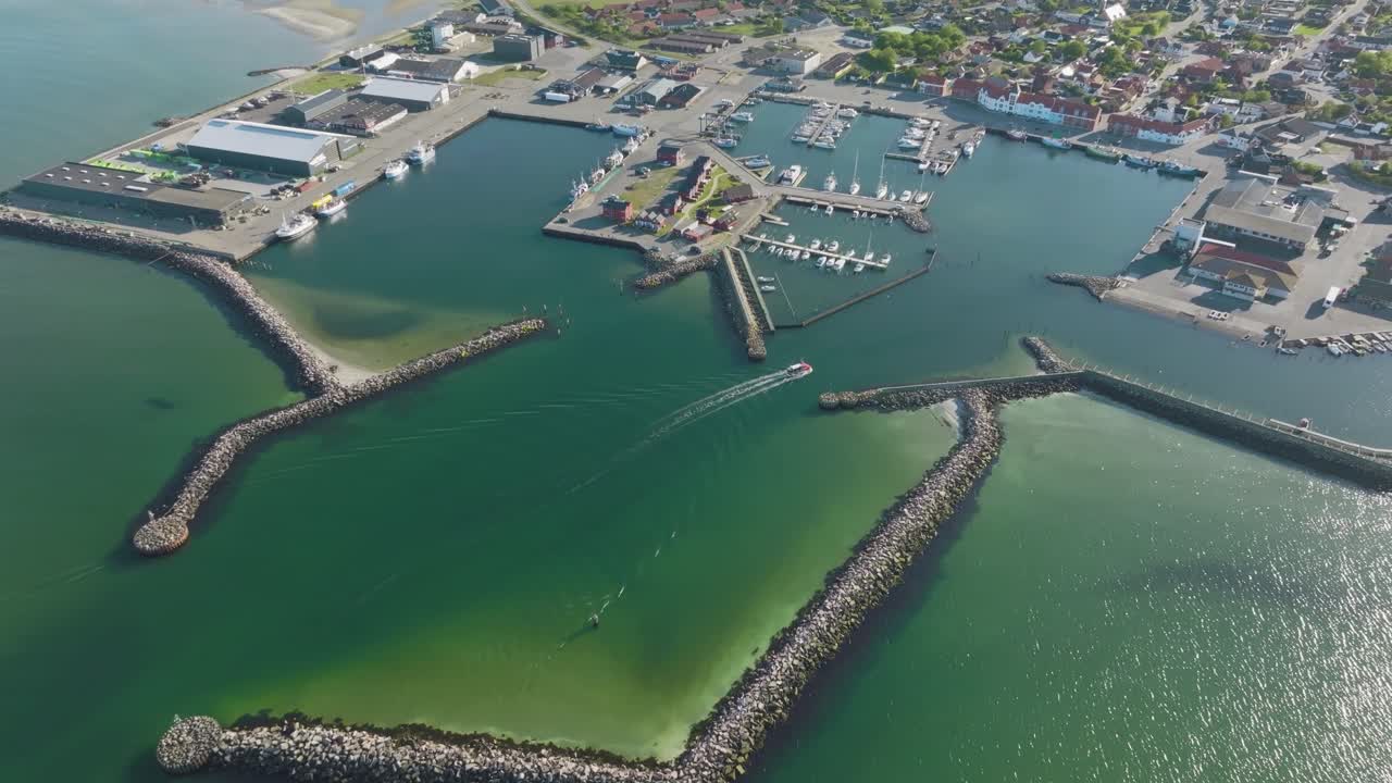 산업 건물, 창고, 요트가 있는 작은 어항의 조감도