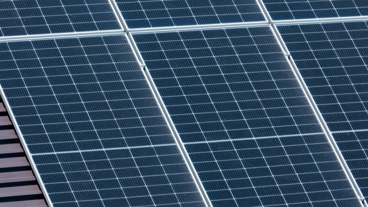 Primo piano di pannelli solari moderni che catturano la luce solare con precisione geometrica