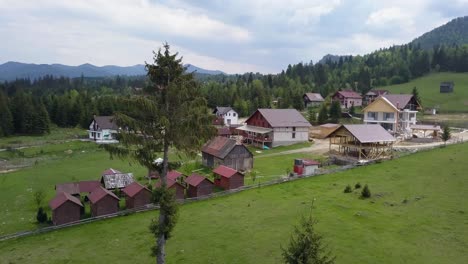 toma aérea de despegue de paisajes alpinos con trabajos de construcción realizados en primer plano