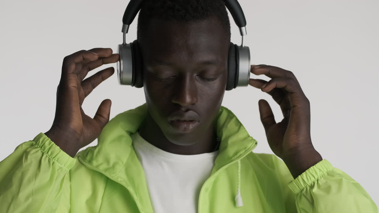 un hombre afroamericano con un fondo gris.