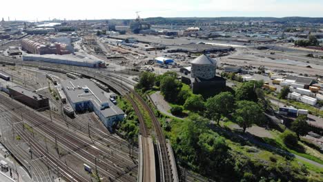 Vista-Aérea-Hacia-El-Skansen-Lejonet-Y-La-Estación-De-Tren,-Día-Soleado-En-Gotemburgo,-Suecia---Descendiendo,-Dolly,-Drone-Shot