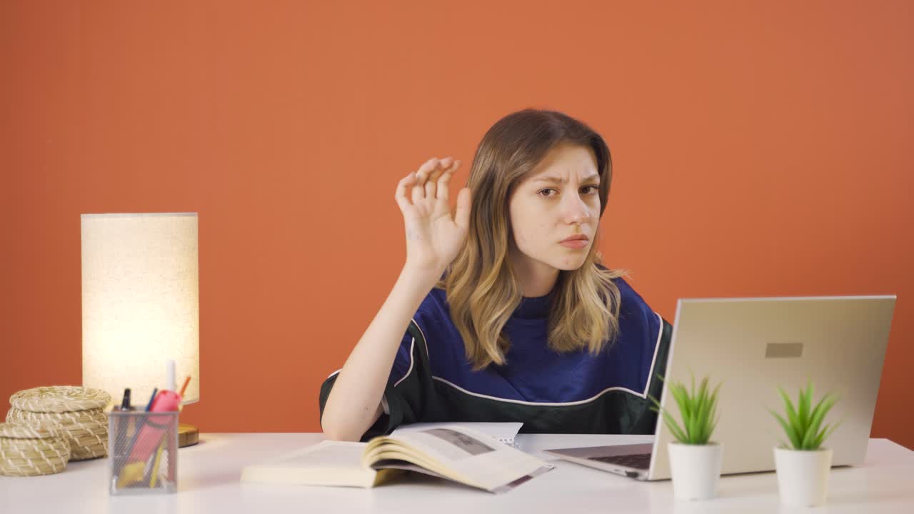 una mujer joven con un problema de audición.