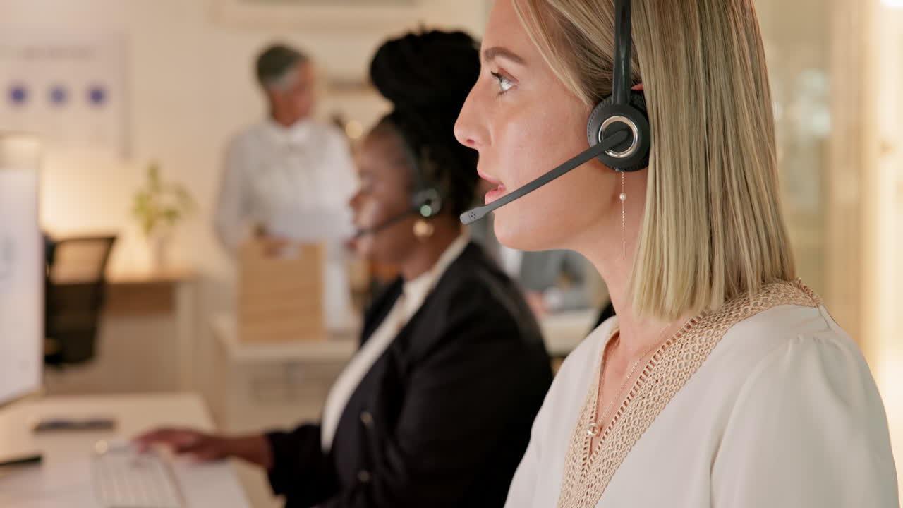 centro de llamadas, hablando y mujer en la oficina