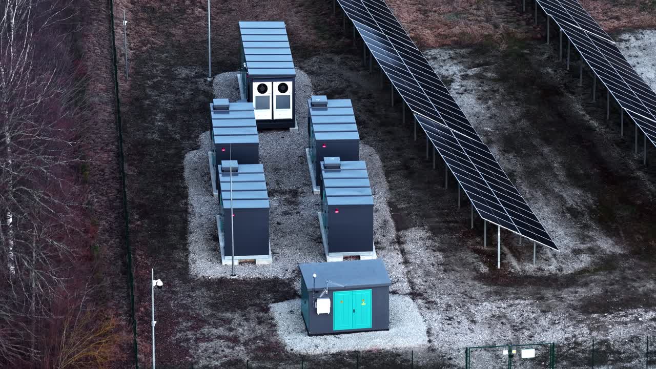 Vedvarende energianlæg med solpaneler og el-lagringsbatterisystem, luftfoto