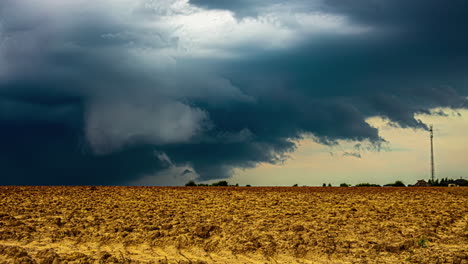 Toma-De-Tiempo-De-Nubes-De-Lluvia-Oscuras-Moviéndose-Sobre-El-Suelo-En-Una-Tierra-De-Cultivo-En-Un-Día-Nublado