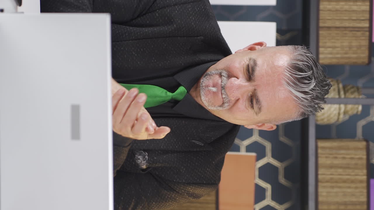 video vertical de un hombre de negocios sonriente.