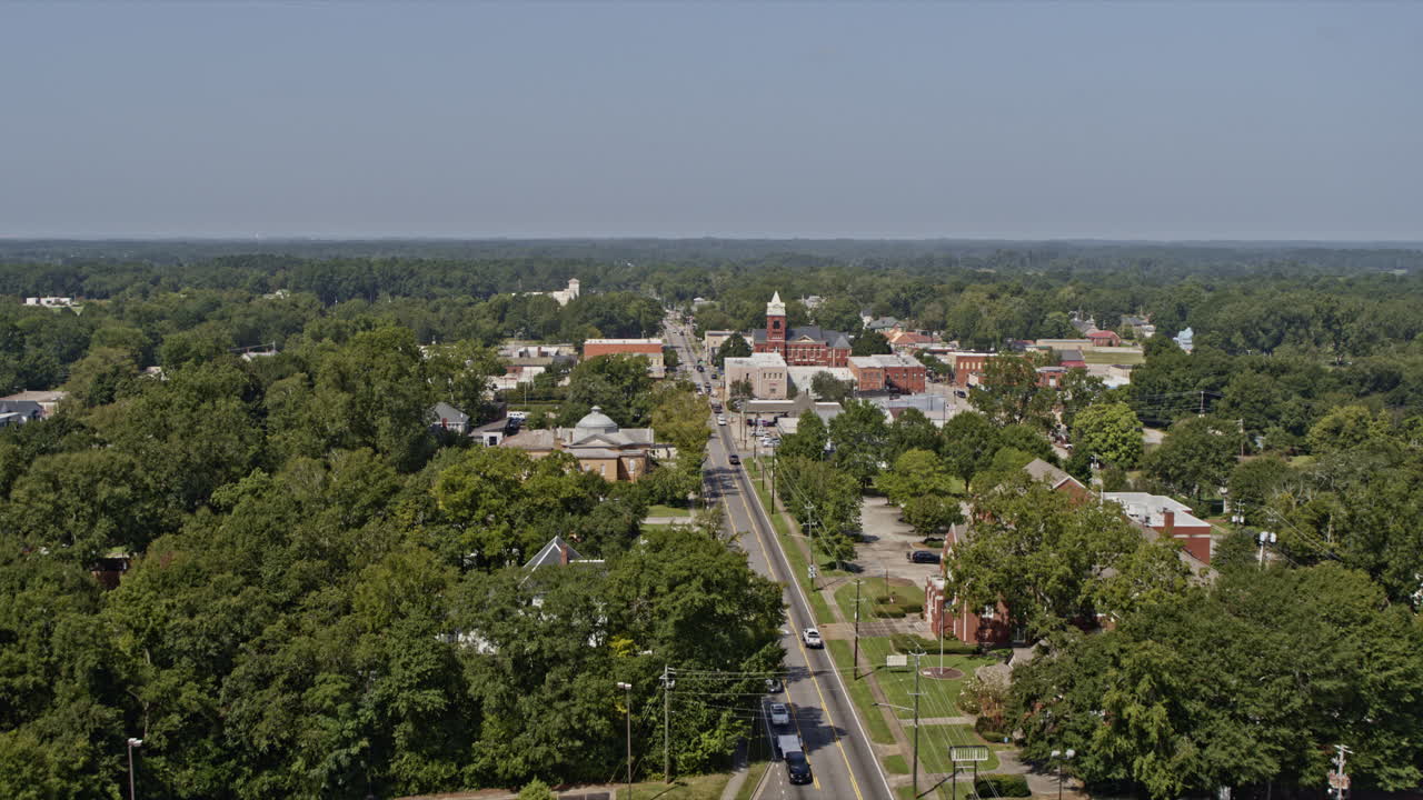 dron jackson georgia v10 aéreo volando directamente sobre la tercera calle capturando el paisaje del centro de la ciudad hacia el juzgado del condado de butts - tomado con cámara inspire 2, x7 - septiembre de 2020