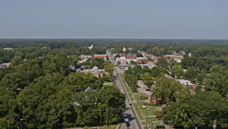 dron jackson georgia antena v10 lecący prosto nad trzecią ulicą, rejestrujący krajobraz śródmieścia w kierunku gmachu sądu hrabstwa butts – ujęcie kamerą inspire 2, x7 – wrzesień 2020 r.