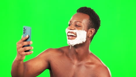 selfie, afeitarse y poncharse con un hombre negro