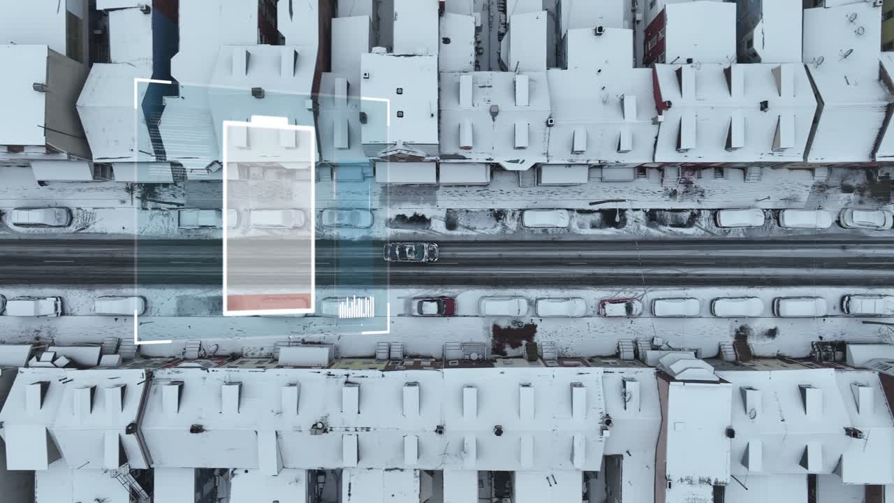 icono de batería baja por encima del coche eléctrico conduciendo en la ciudad cubierta de nieve